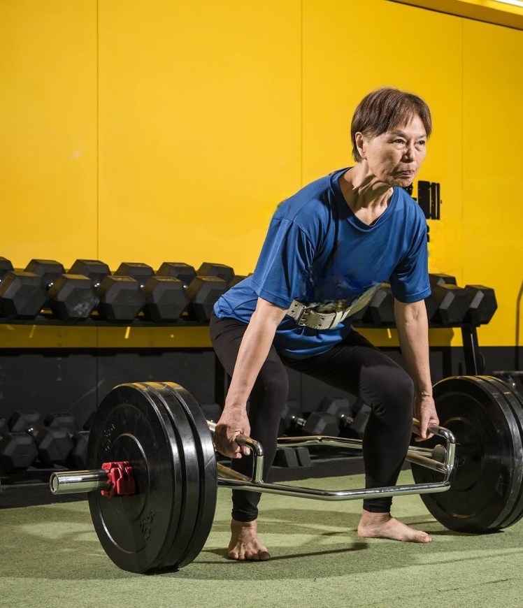 重量訓練增肌之餘，亦可提升骨密度，讓何媽媽即使騎單車跌倒，也只有皮肉傷。（何立安提供）