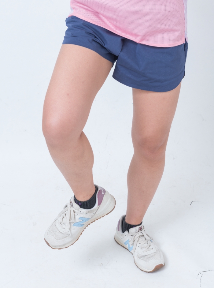 兩腳腳尖要打開約20度到60度，讓落腳時產生內側分力向上傳導，對骨盆與脊椎產生扭力。（圖片來源：《脊慢跑》）