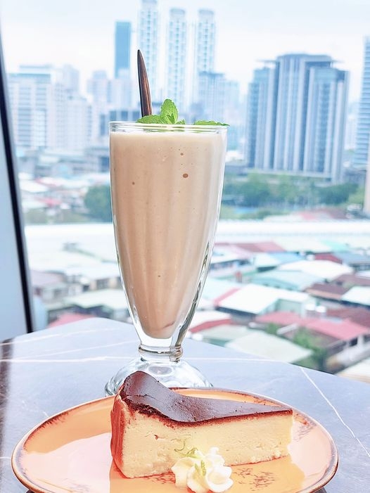 一個人生活的第一天,邱顯晉在臉書上傳了一張獨自下午茶的照片,並在臉書自我解嘲地寫著:「臨演客串三個月的孤獨老人角色」。 (圖片來源:邱顯晉)