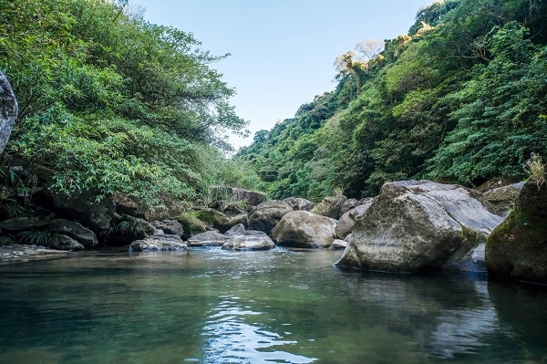 烏塗溪步道旁，溪水清澈見底。（出自交通部觀光署淡蘭古道網）