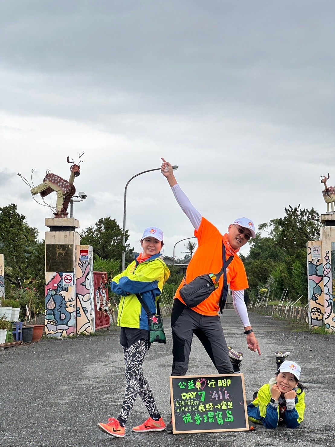 好友一起徒步環島，讓陳鄭彥（中）能堅持走完全程900公里。（圖片來源：公益愛行腳，徒步環寶島）