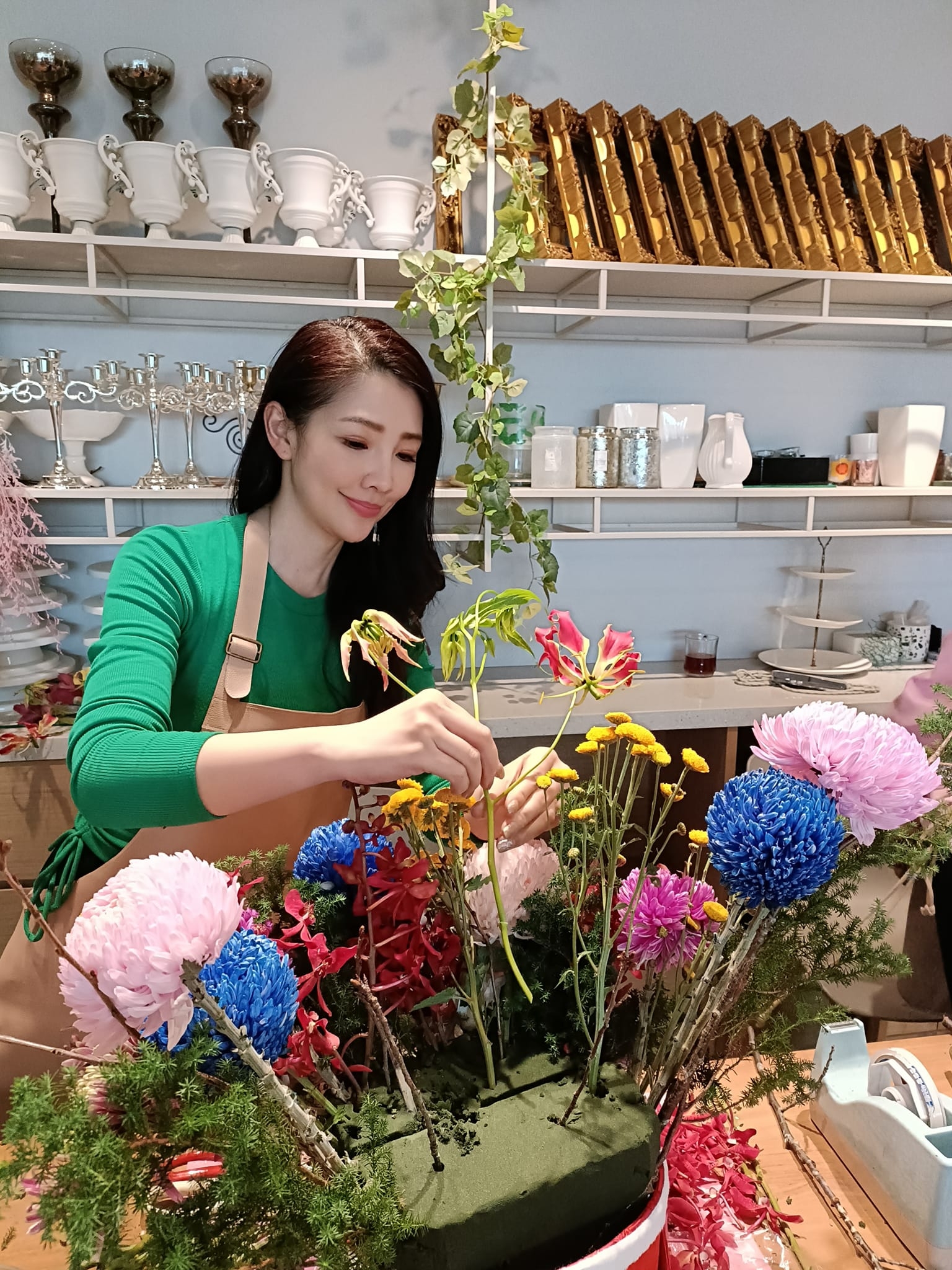 插花是林書煒在疫情中培養出的興趣，在「捻花惹草」中獲得療癒和安定。（圖片來源：林書煒）