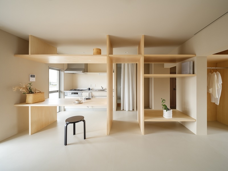 透過減少隔間，讓室內格局顯得更寬敞舒適。（出自YSLA建築事務所官網） 