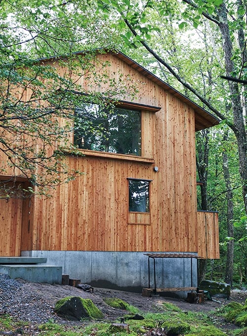 小川糸所居住的山屋隱身山林，特別講究構造穩固。（出自天然生活） 