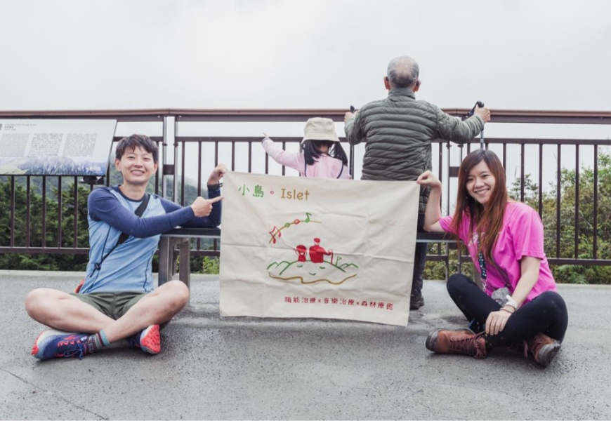 小島服務的對象為介於醫院與健身房這兩端之間的族群，以出遊為誘因，陪伴長輩復能、鍛鍊，圖左為創辦人之一洪詩媛。（圖片來源：小島治療所）