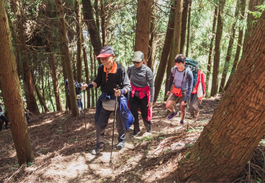 若自家長輩能像這樣在大自然中行走、充滿自信，兒女們想必都會感到開心吧。（圖片來源：小島治療所）