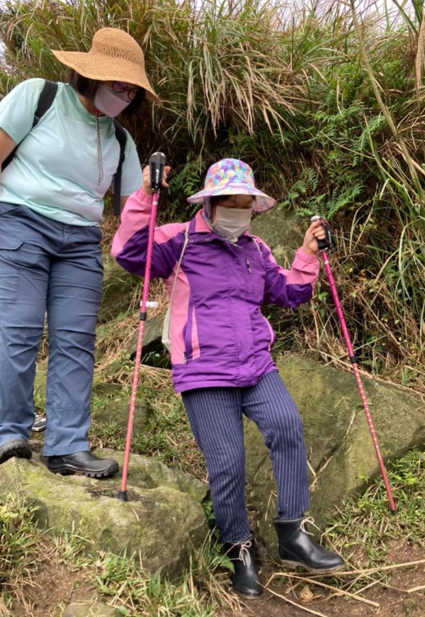 近70歲帕金森氏症媽媽在健走杖輔助下挑戰魚路古道，慢慢對體力有信心後，現在女兒每周都會帶媽媽到處走走。（圖片來源：小島治療所）