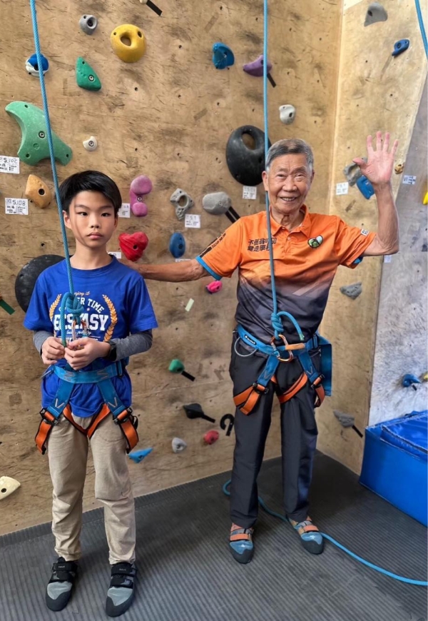 體驗攀岩，有孫子在地面做確保，丁爺爺看起來信心十足。（圖片來源：小島治療所）