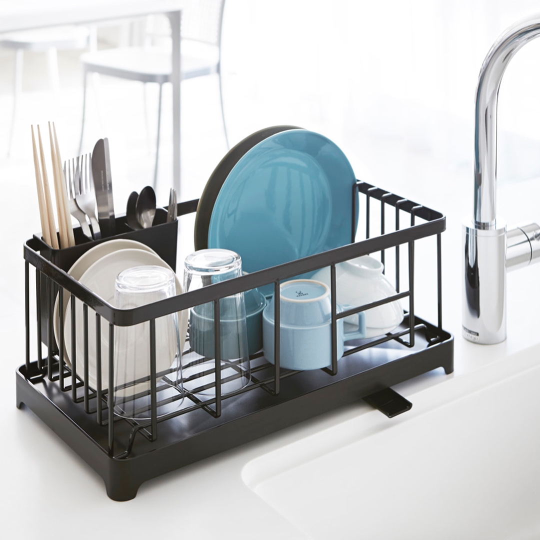 很多人會使用瀝水盤來晾乾，但也容易有占空間以及整理上的麻煩。（出自IG@yamazaki.home.channel） 