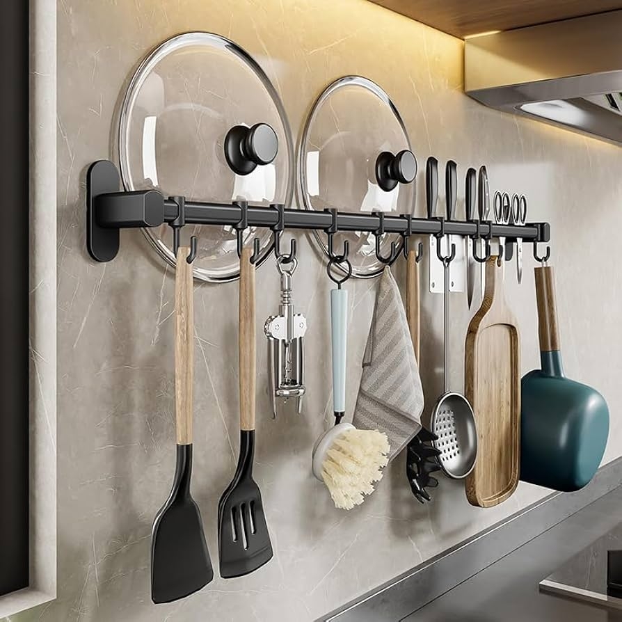 在壁面上吊掛廚房用品，雖然有好拿省空間的優點，但也會造成不容易清潔壁面的困擾。（出自Amazon） 