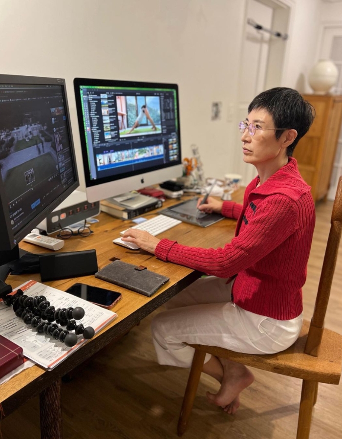 坐在電腦桌前剪輯影片的許恩順架勢十足。