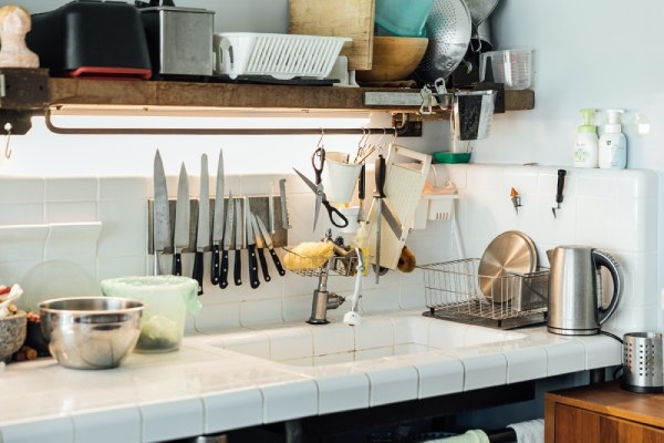 洪輔仁的廚房沒有太多職業級的設備，廚具、器具也多是家庭等級，有什麼用什麼。比起炫技，他更在意誠懇地呈現食材的美味。