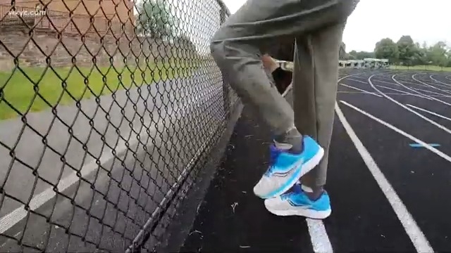 原地高抬腿可訓練平衡感和下半身肌力。(出自WKYC)