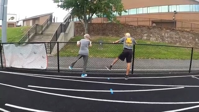 腳抬起左右擺動,能夠強化下肢協調性。(出自WKYC)