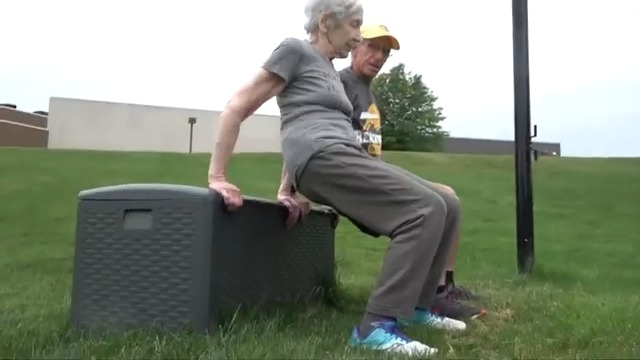 公園內固定的長椅,可用於三頭肌撐體訓練。(出自WKYC)