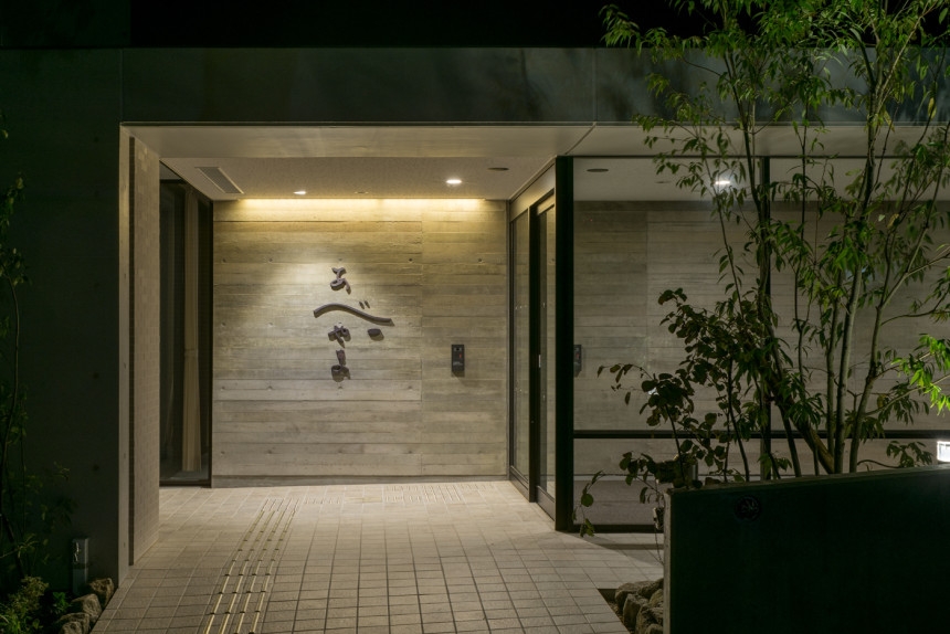「Abeyama」（阿部山）安養院的入口處，以柔和的燈光營造溫馨氣息。（出自UMA建築事務所）