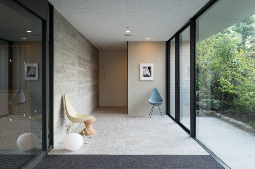 設施內有許多這樣可以坐著休息、眺望外面景色的溫馨角落。（出自UMA建築事務所） 