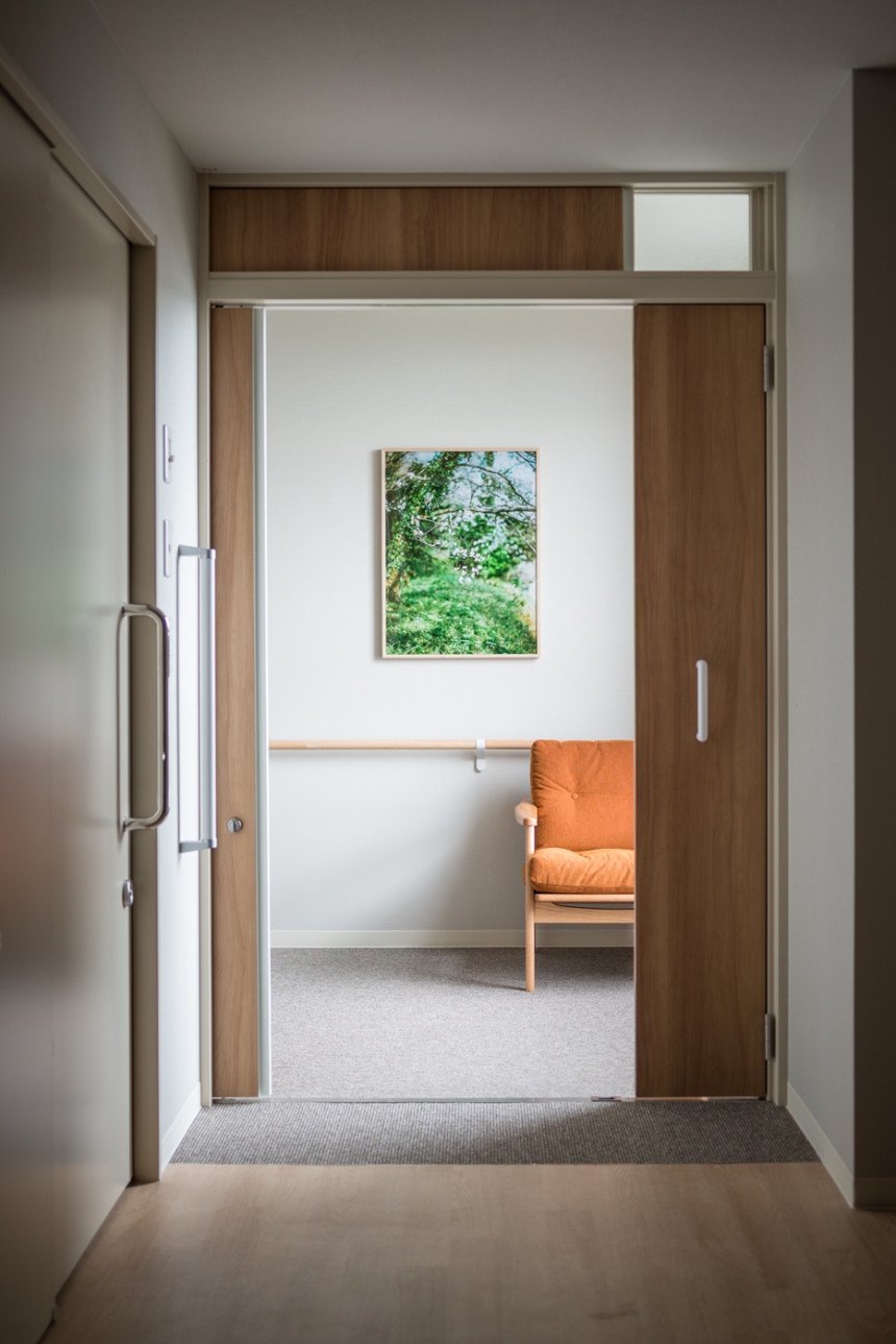 設施內許多角落都裝飾著當地風景的照片，是室內空間的絕佳點綴。（出自UMA建築事務所） 