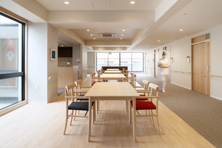 室內各處的通道空間都較為寬敞，方便輪椅或床架移動，通道區與座位地板顏色不同，讓使用者更容易區分。（出自UMA建築事務所） 