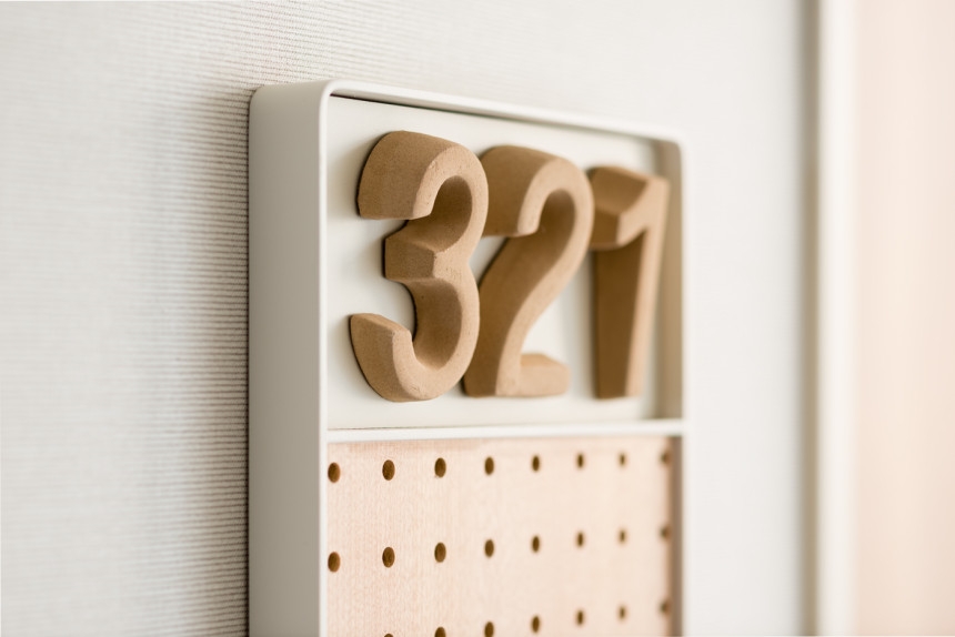 以陶土燒製而成的房間號特別傾斜的角度設計，坐在輪椅上也能清楚判讀。（出自UMA建築事務所）