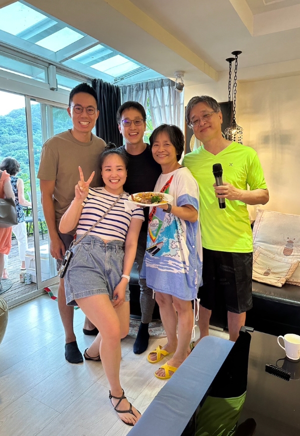 生技公司董事長朱凱民、宋正玲伉儷照顧遠親近鄰的健康。（圖片來源：高愛倫）