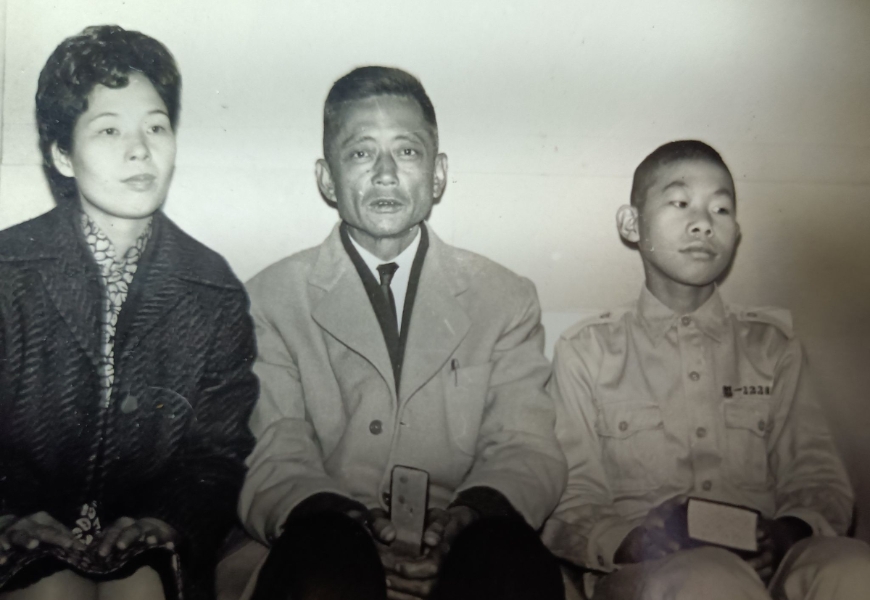 7歲時母親（養母）去世，過了3年沒有媽媽照顧的日子，10歲時繼母來了，全家合影。