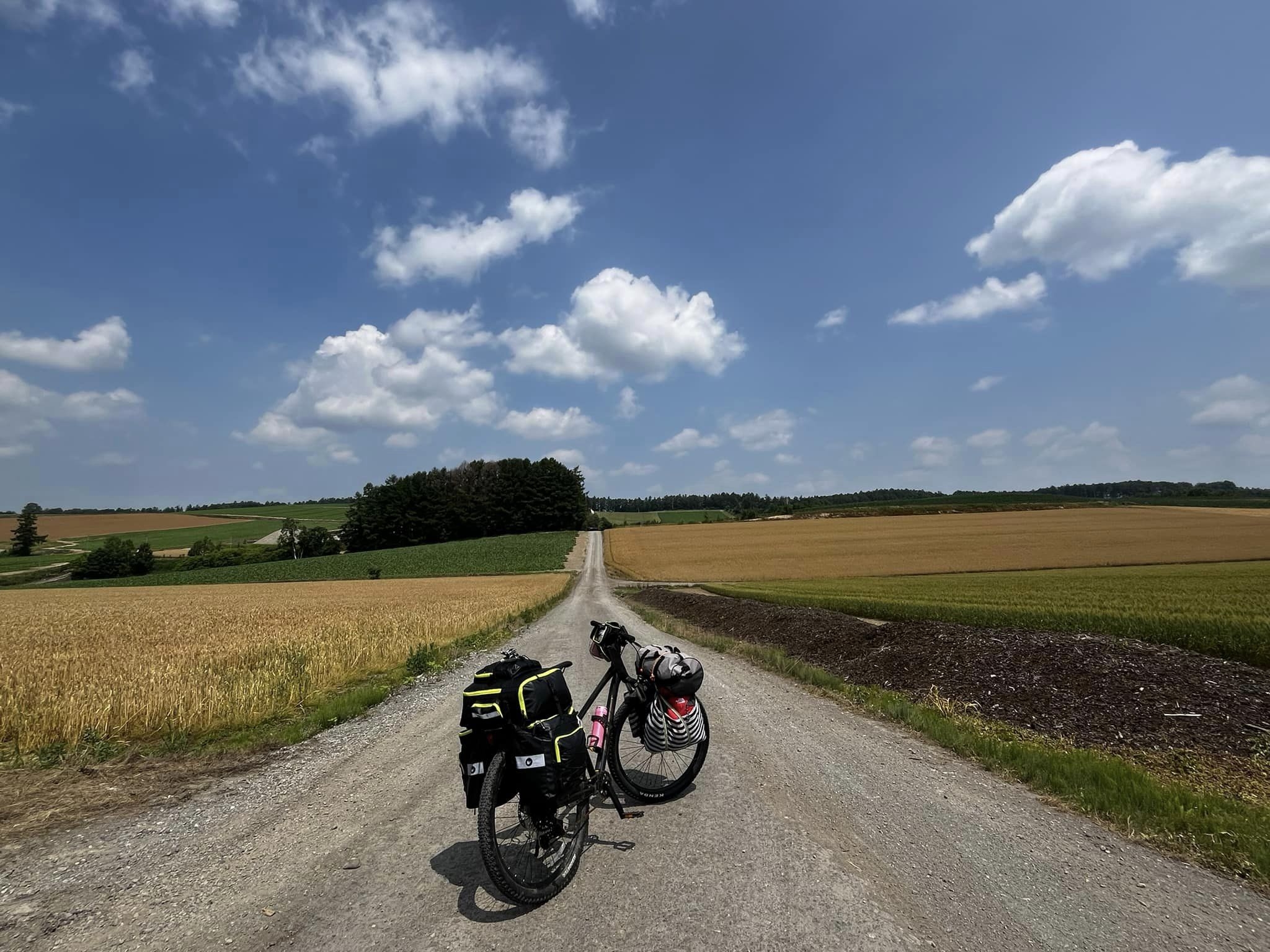 騎著單車，隨身攜帶行李移動，是單車露營的日常。 