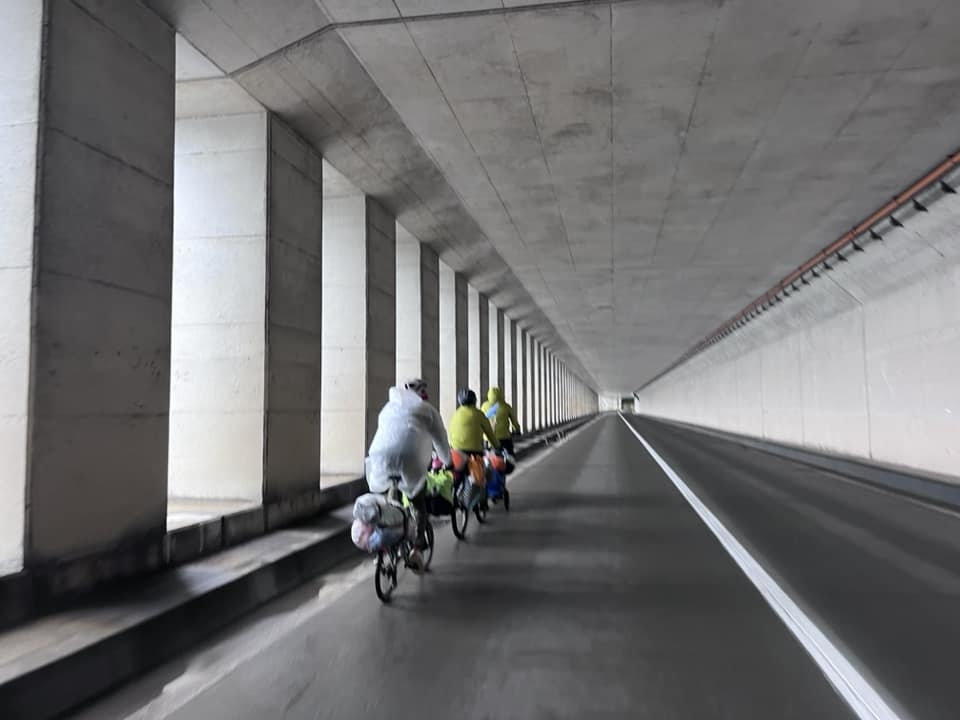 路面平整的隧道內，設置了單車專用車道。