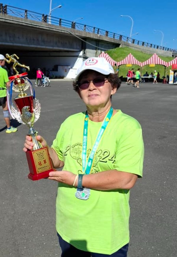 75歲媽媽第一次跑馬拉松就搶下分組第一！