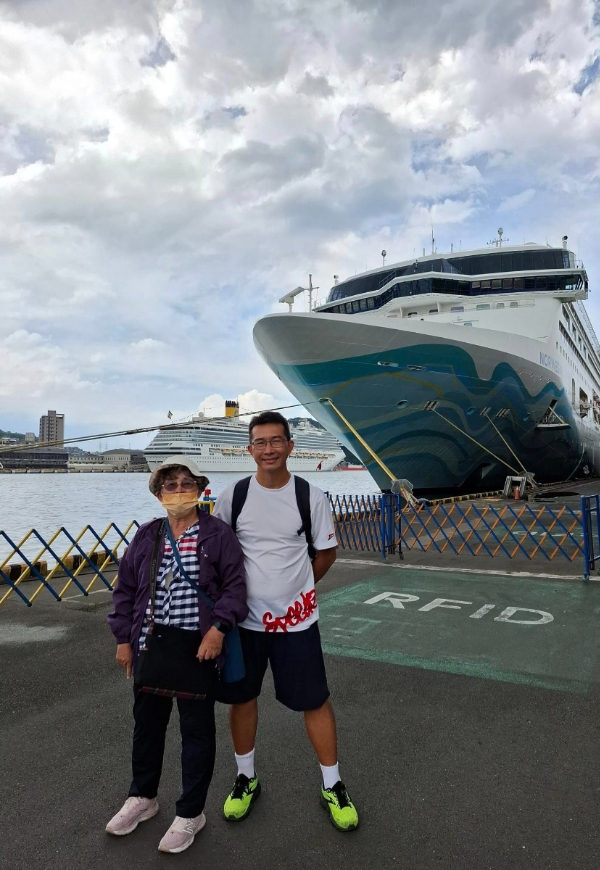 陪伴媽媽第一次搭郵輪出國旅行。