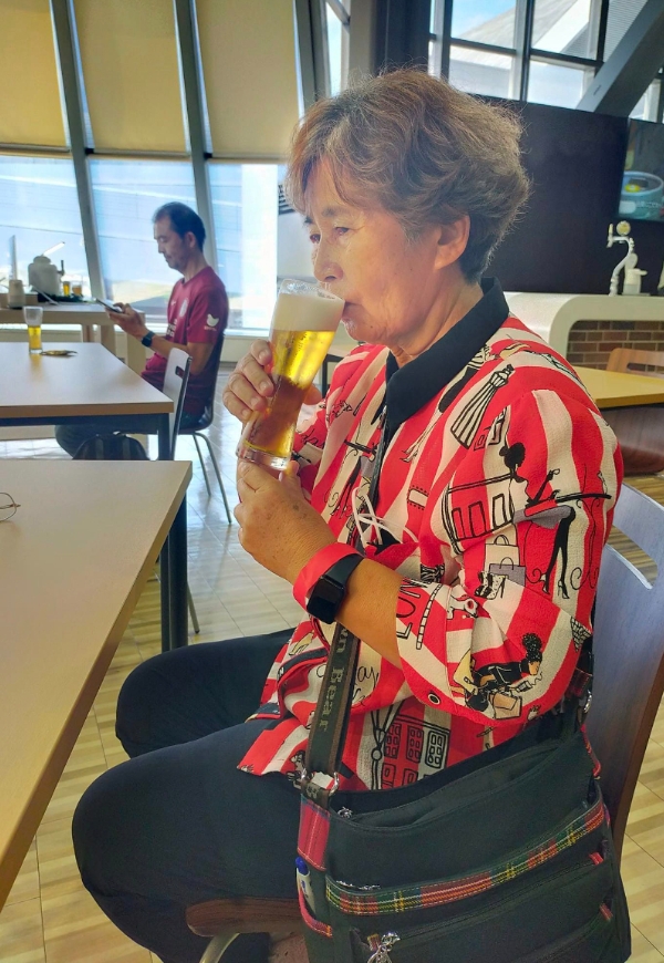 第一次到精釀啤酒酒吧，有兒子同行飲酒更放心。