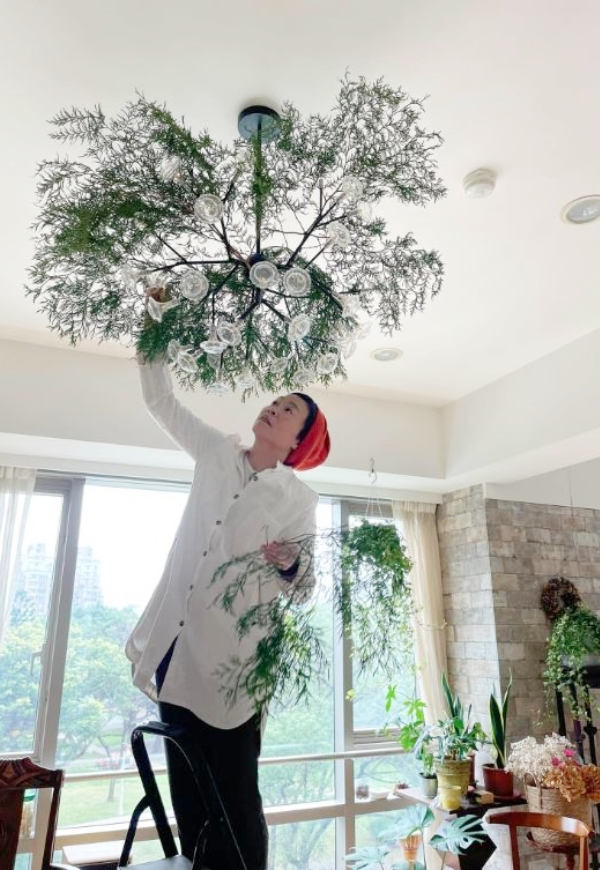 從新竹山上載回的肖楠樹葉，在傅子菁巧手下成為台北家中季節限定的燈飾。（圖片來源：傅子菁）