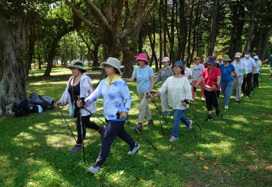 林士聘常在國父紀念館開設北歐式健走體驗課程,帶領學員認識健走的樂趣。(圖片來源:林士聘)