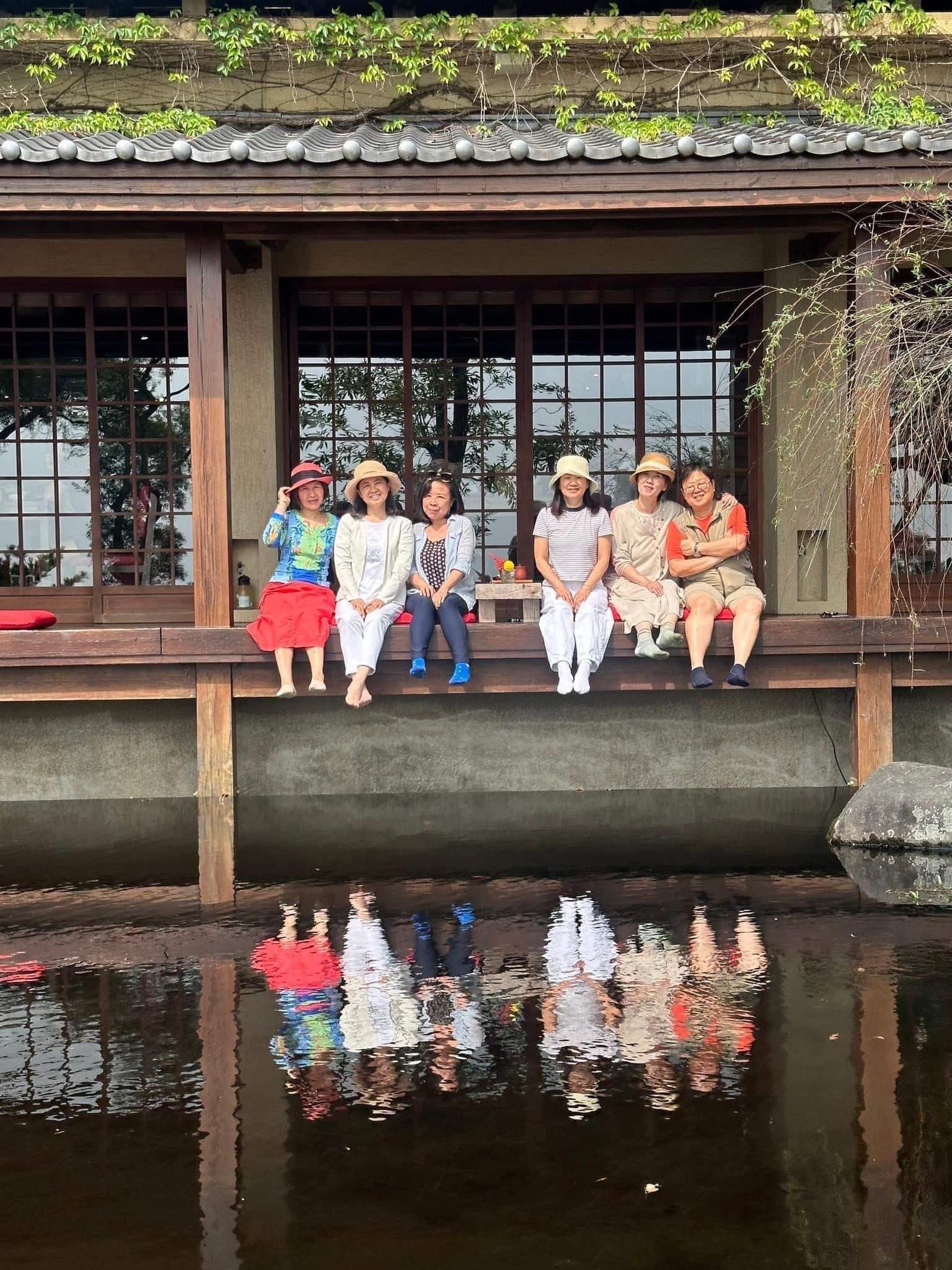 同學聚餐，於台中新社知名餐廳又見一炊煙合影留念。（圖片來源：邱宜怡）