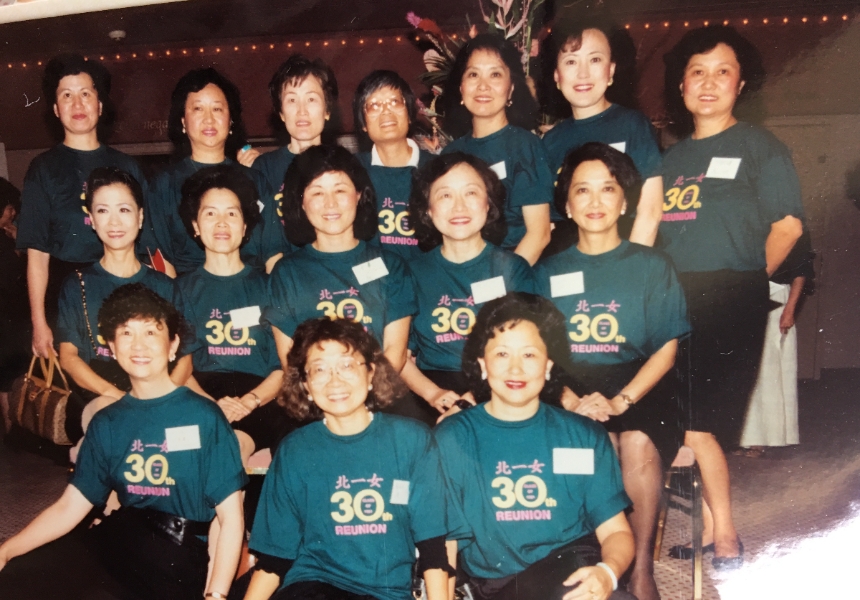 李珠（最後一排右二）在美國的30重聚紀念照。（圖片來源：李珠）