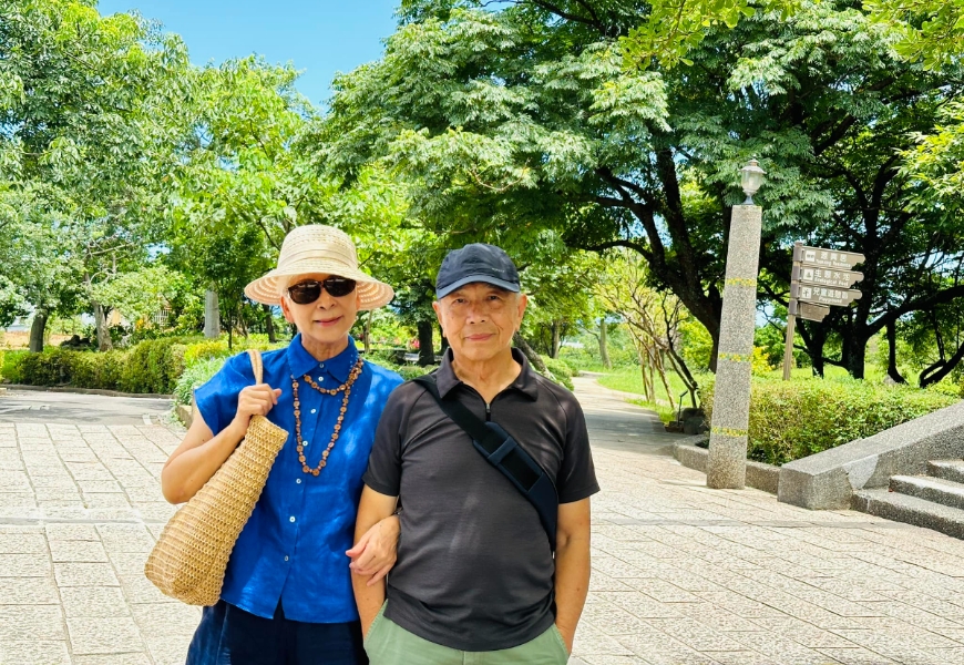 張鴻玉（左）與先生曾和許多夫妻一樣，陷入相愛相殺的關係成癮互累的相處模式。