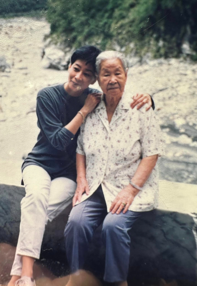 投入賽斯心理學多年，張鴻玉（左）才理解到，自己在婚姻裡的舉措其實與原生家庭有很大關係。圖為年輕時與媽媽合影。