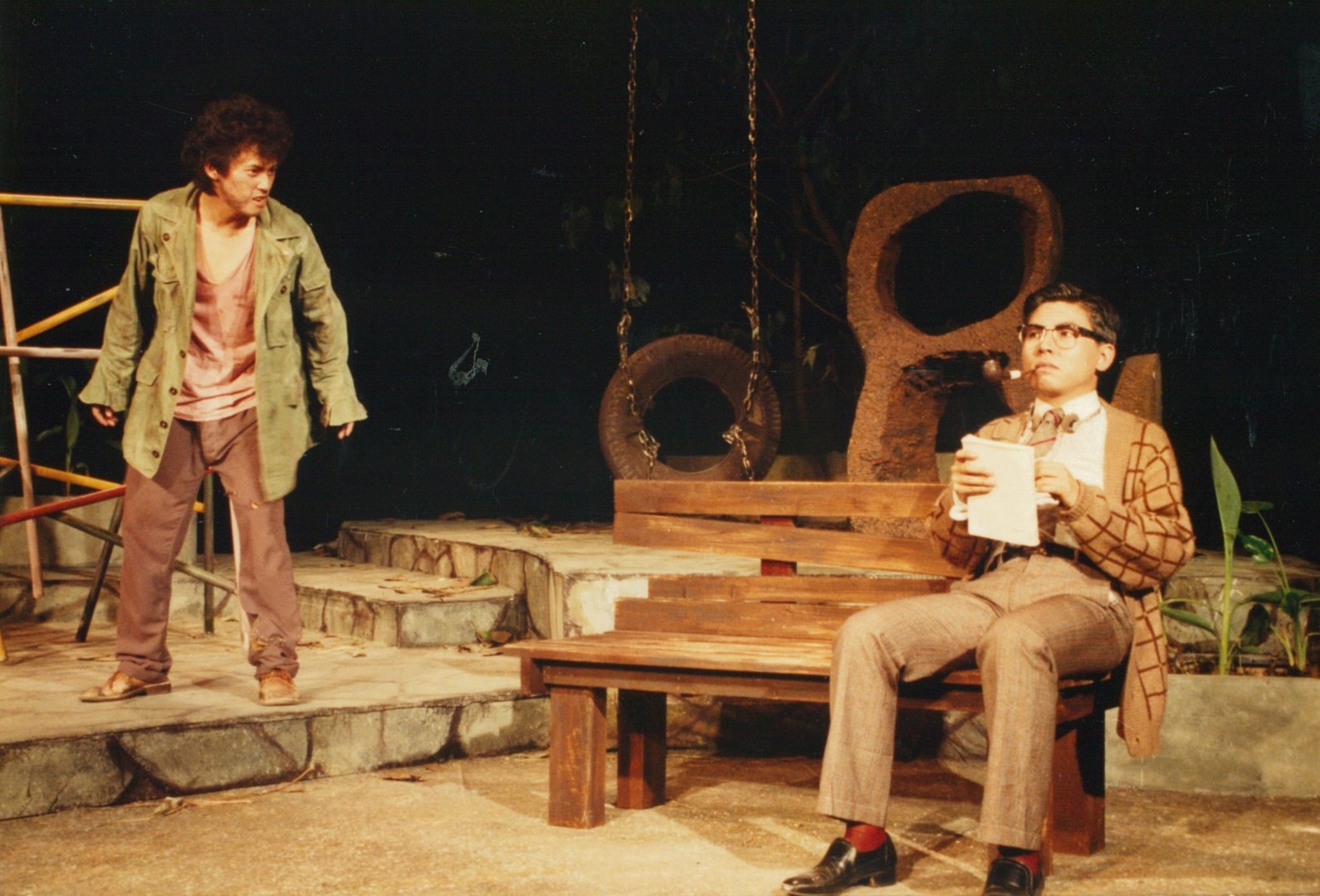《動物園的故事》是果陀劇場創團的第一部作品，當時只有2位演員，分別是創始團員王柏森（左）與郭子（右）。