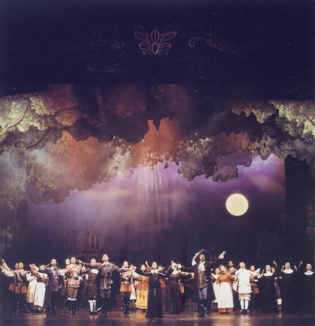 《大鼻子情聖－西哈諾》的舞台設計相當壯觀且色彩繽紛，演出後獲得大眾熱烈迴響，並在當時被媒體譽為「國內舞台製作之最」。