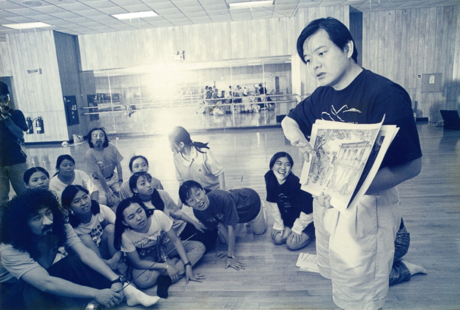 從年輕到現在，梁志民對每一個演出環節一定事必躬親，非常要求品質。