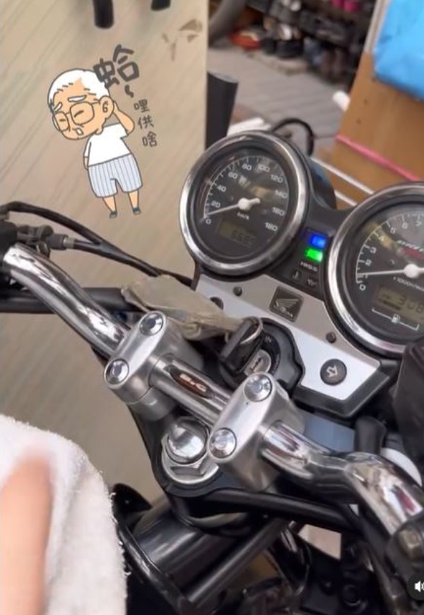 高善繼超級寶貝他的重機本田CB400，勤於保養，不忍看到車上一點點傷痕。