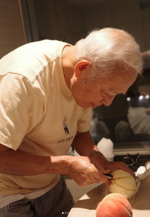 在北海道買了水蜜桃，高善繼喜孜孜地剝皮備食。喜歡自己動手做，就能保持興致勃勃。