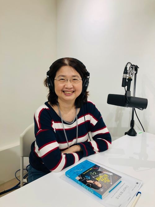 錄製Podcast是近年內容創作的新趨勢，也是丘美珍重返職場後的新學習。（丘美珍提供）