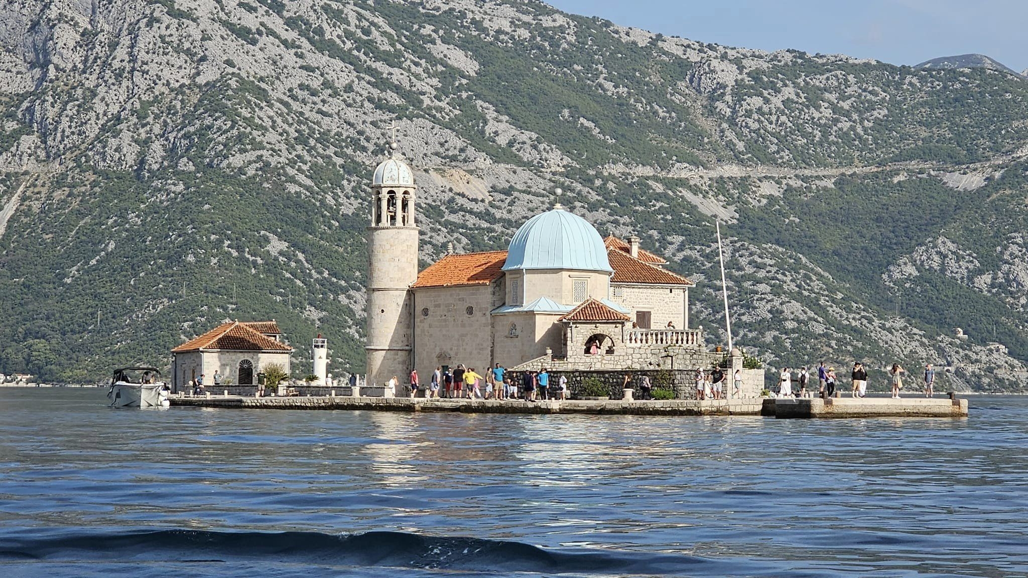 黑山聖母岩，島上有座聖母教堂。（圖片來源：洪良志）