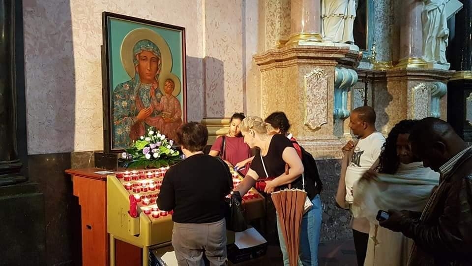 洪良志夫婦2018年到波蘭南方城市琴斯托霍瓦朝聖黑面聖母。（圖片來源：洪良志）