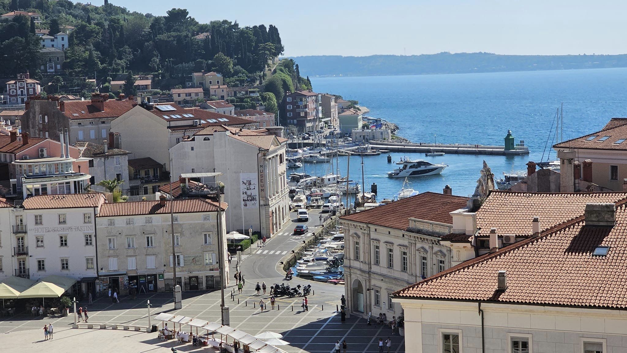 斯洛維尼亞西南方的皮蘭小城深受遊客喜愛，濱海地區更是喜歡日光浴及游泳遊客的首選。（圖片來源：洪良志）