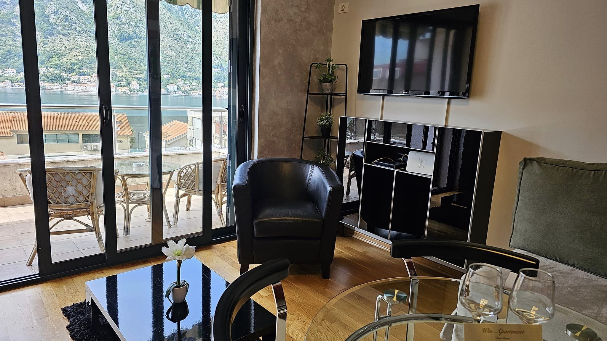 洪良志夫婦在黑山居住的民宿，卧房、廚房、衛浴、吧檯、大客廳、景觀大陽台一應俱全，每晚約90歐元，約合台幣3,000元。（圖片來源：洪良志）