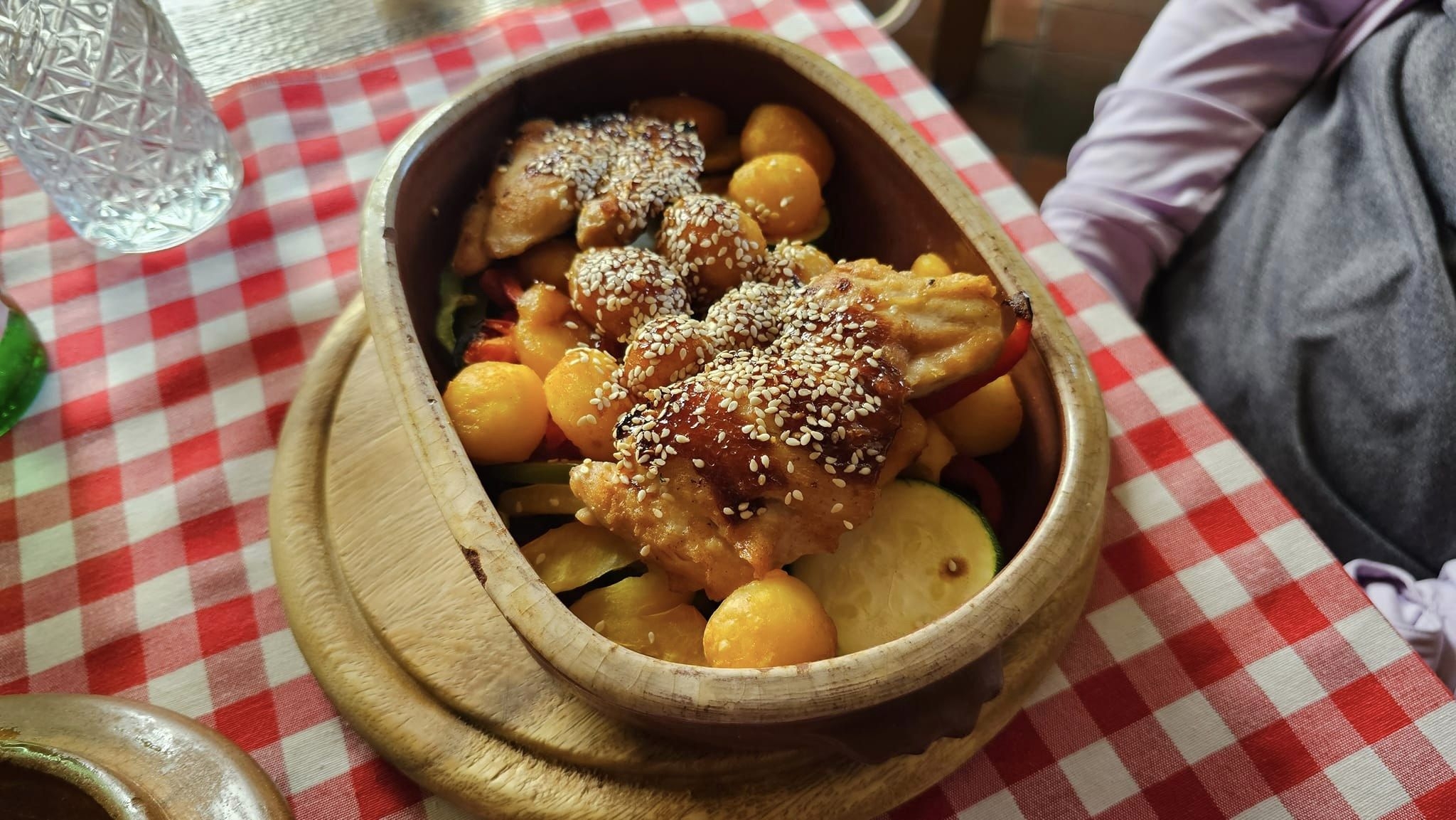 洪良志夫婦在斯洛維尼亞一間餐館，享用可口的烤雞胸肉與烤馬鈴薯。（圖片來源：洪良志）