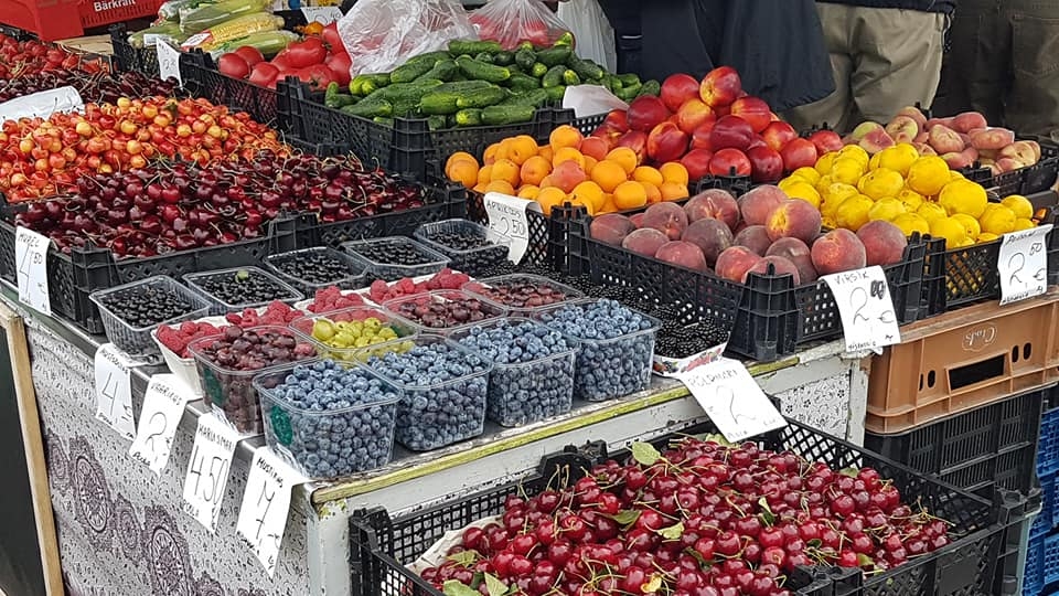 在愛沙尼亞第二大城塔圖的傳統市場上，見識這個歐洲糧倉物產豐富，價格平易近人。（圖片來源：洪良志）