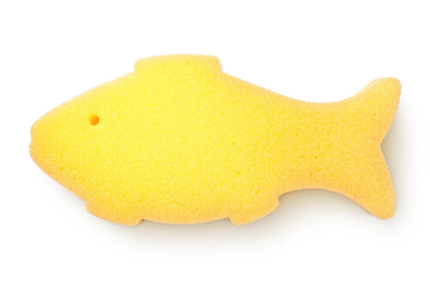 林可凡說，魚形菜瓜布上可以置放肥皂，承接的肥皂水又可用來打掃。